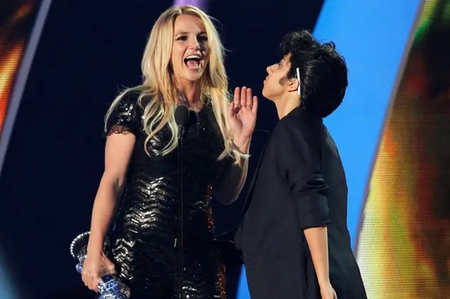 Britney Spears rebuffs Lady Gaga/Jo Calderone for a kiss after Gaga/Calderone presented Spears with The Michael Jackson Video Vanguard Award (Rueters)Get More: 2011 VMA, Music